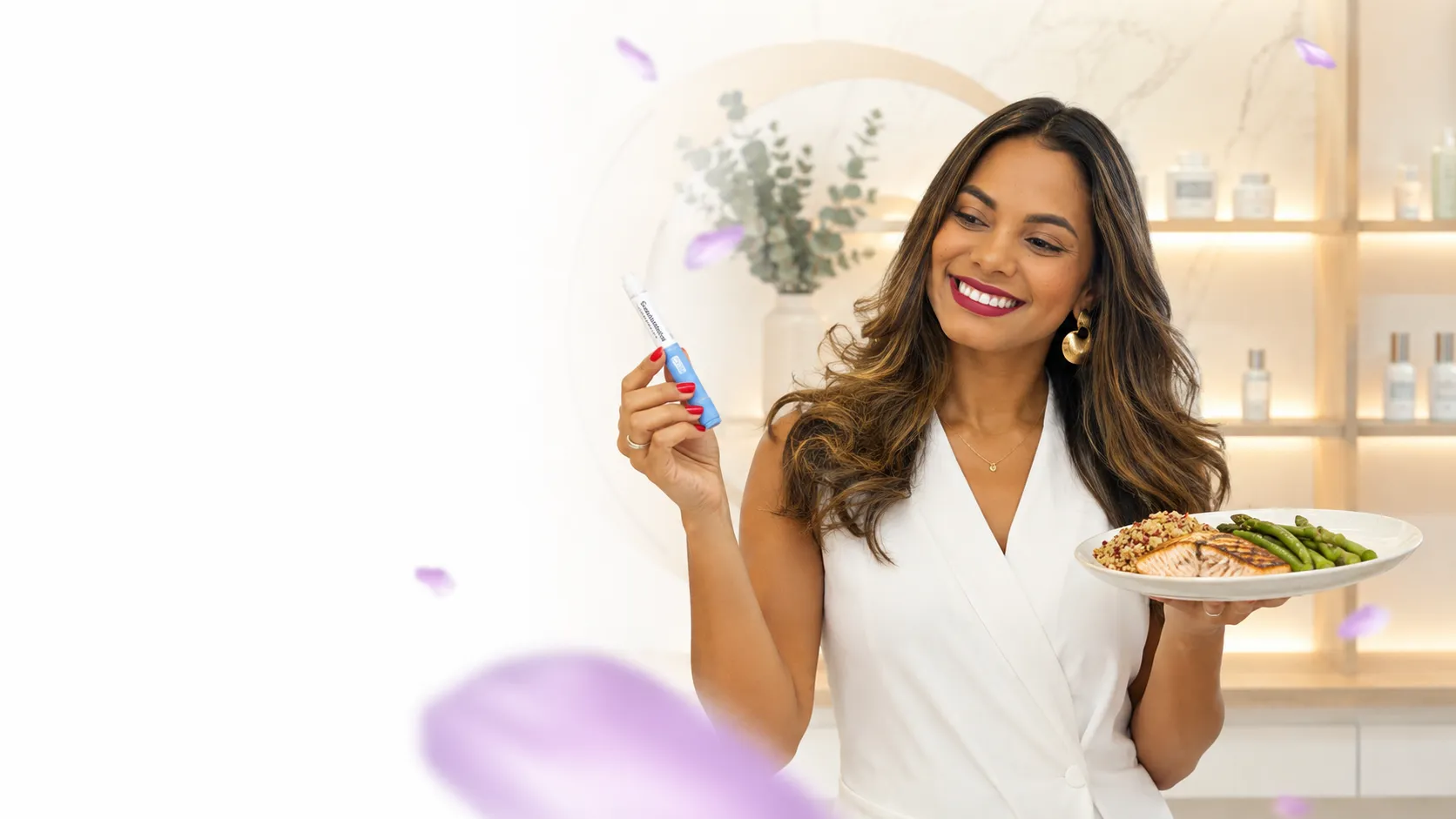 Amanda Sena, nutricionista comportamental, com um prato saudável e a caneta de GLP-1