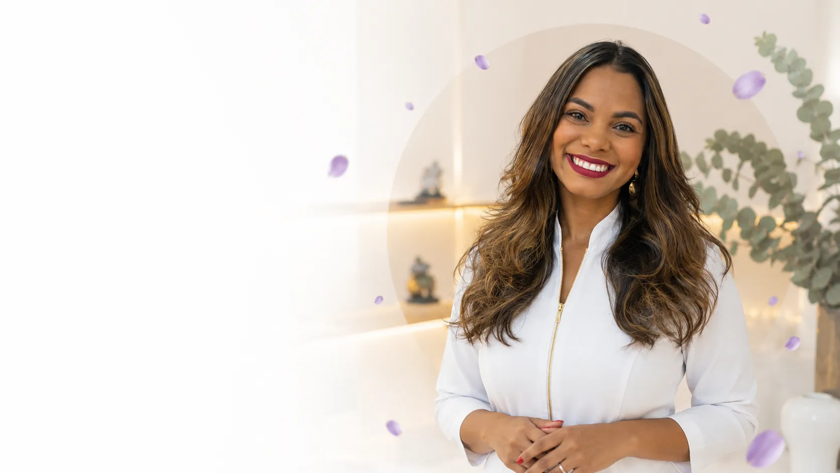 Amanda Sena, nutricionista comportamental especialista em SOP, sorrindo no consultório