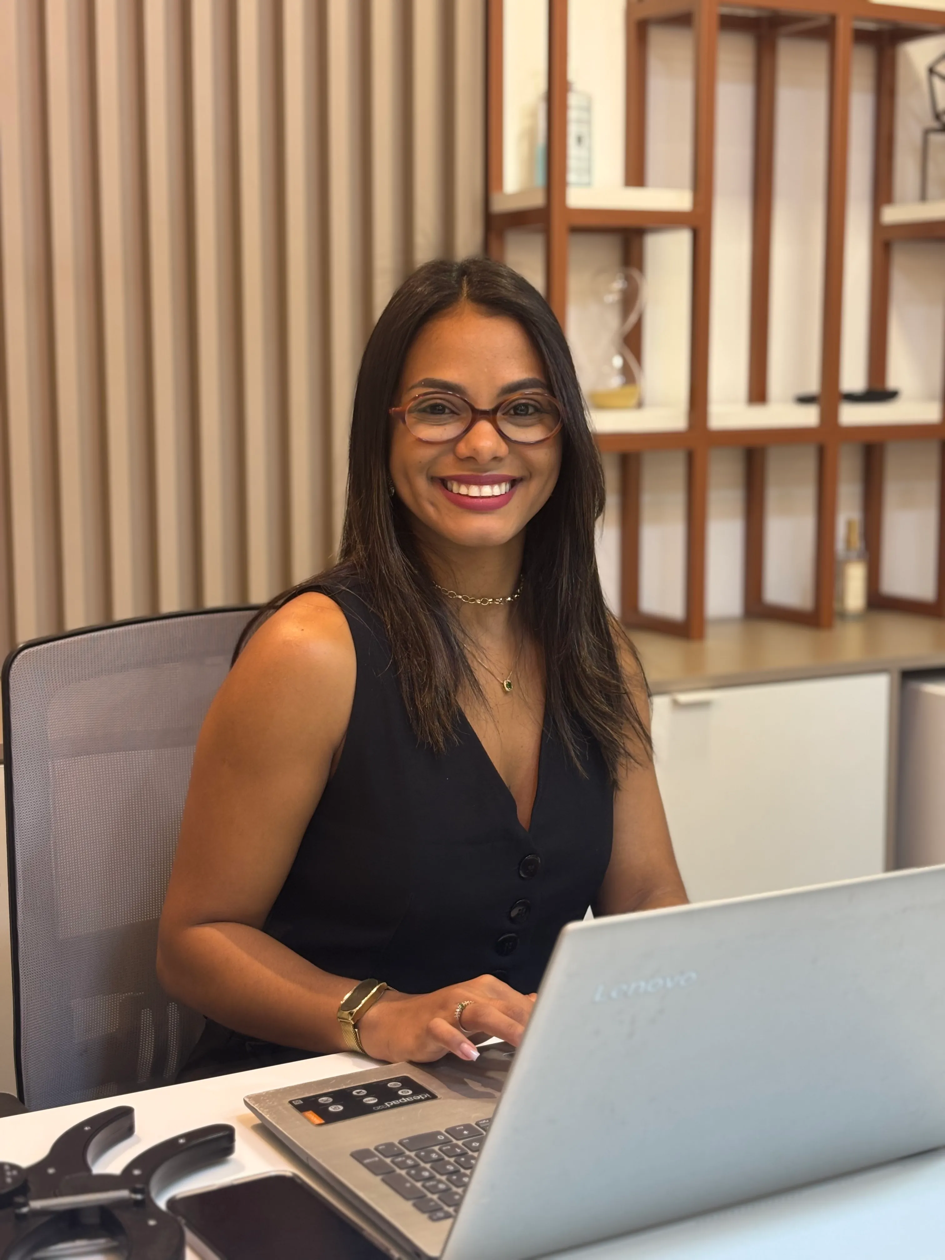 Amanda Sena acompanhando uma paciente em atendimento