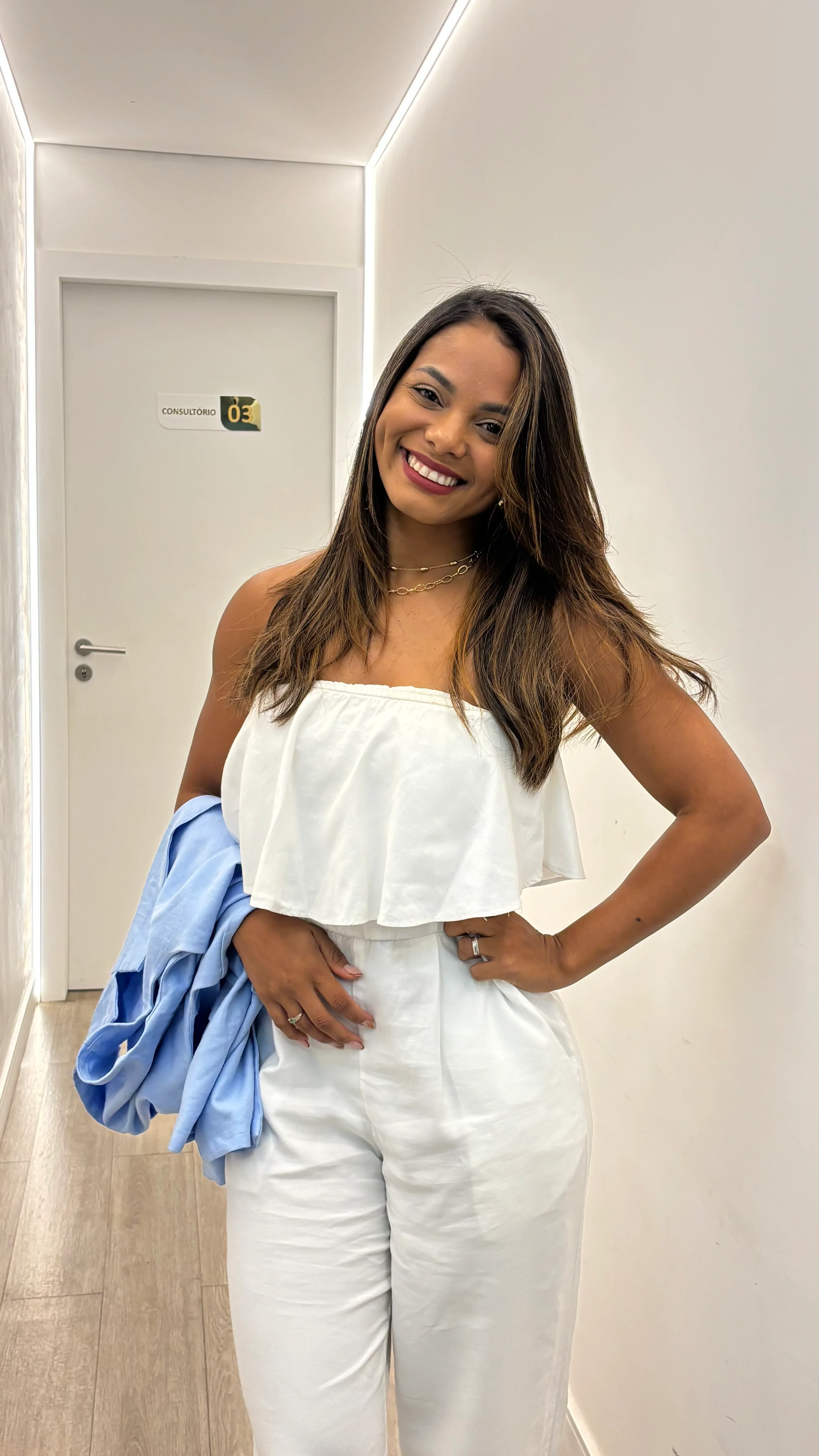 Amanda Sena no corredor do consultório, no RioMar Trade Center em Recife